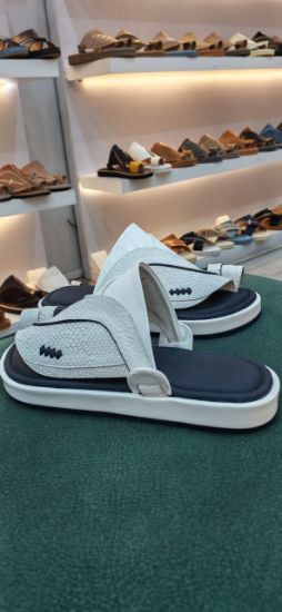 صورة حذاء شرقي جلد ثعبان ارضيه ملبس مريح ومانع الانزلاق